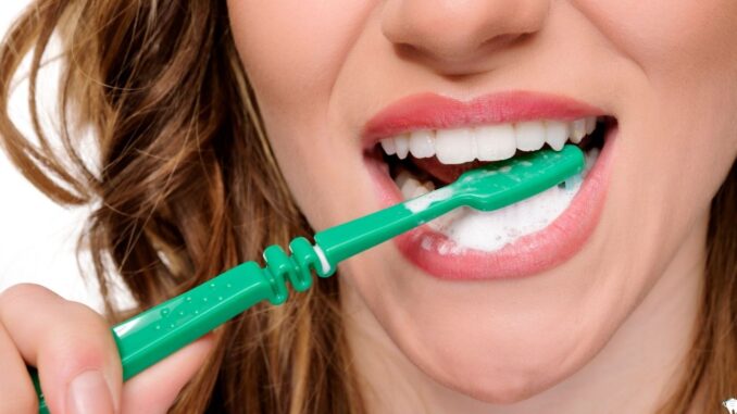 donna che si lava i denti